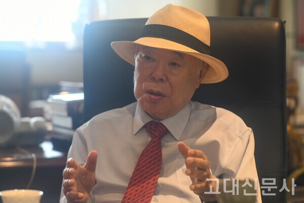 동아제약에서 30년 근무 후 코리아나 화장품을 설립한 유 회장은 후배들에게 “일을 스스로 찾아서 하는 사람이 돼야 한다“고 조언했다.