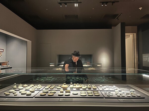 유 회장이 기증한 유물이 국립중앙박물관 기증관에 전시된 모습.