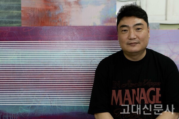 곽한울 작가는 “작업실에 앉아 있다가 내면에서 갑자기 생각나는 것들을 그리고 있다”고 했다.