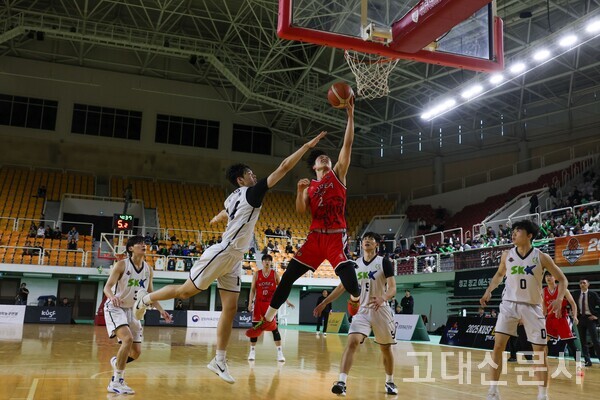 심주언이 이제원의 수비를 따돌리며 레이업을 시도하고 있다.