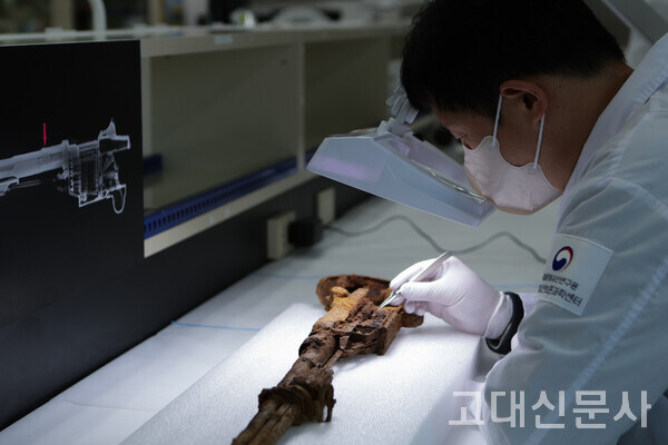 이재성 보존과학자가 故 김석오 하사의 유품인 m1 소총을 복원하고 있다.