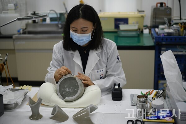 김미정 보존과학자가 도자기를 해체한 후 재복원하고 있다.