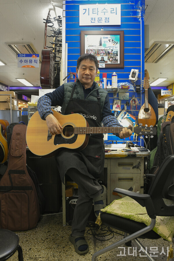 수리한 기타를 들고 있는 이세문 대표의 모습.