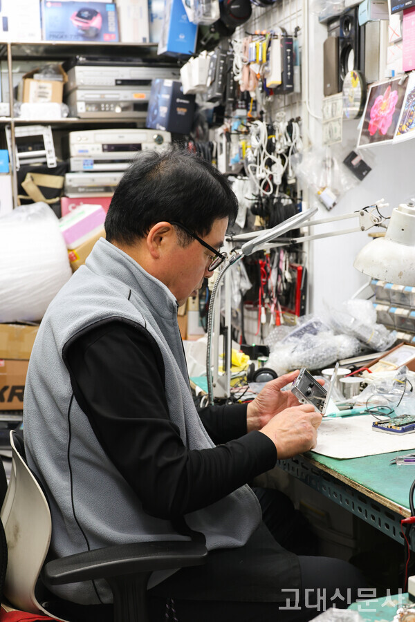 안성철 대표가 납땜 작업을 위해 기판을 긁고 있다.