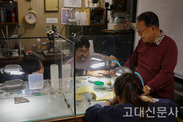 국제시계연구원의 학생들이 박성룡 원장의 설명을 듣고 있다.