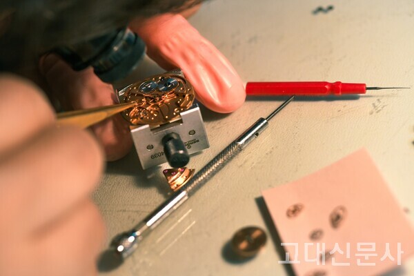 국제시계연구원 학생이 시계 무브먼트 내부를 조정하고 있다.