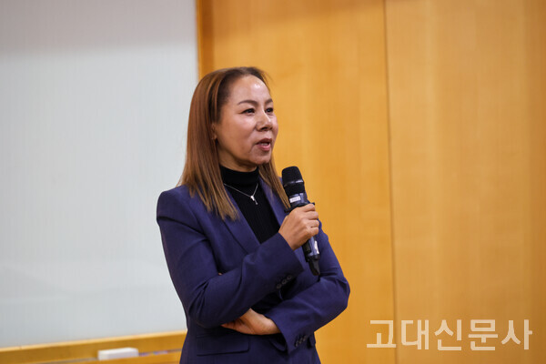 17일 김인순 해밀학교 이사장이 서울캠퍼스 운초우선교육관에서 강연하고 있다.