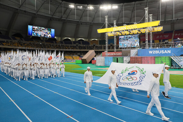 많은 실업팀이 전국체육대회 입상을 목표로 훈련한다. 사진은 10월 17~23일 부산광역시에서 개최된 제106회 전국체육대회 개회식.