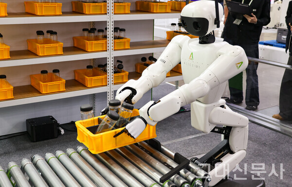 Alice M1이 물류를 옮기고 있다.