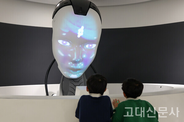 어린이들이 메타 휴머노이드 마스크봇과 대화를 나누고 있다.