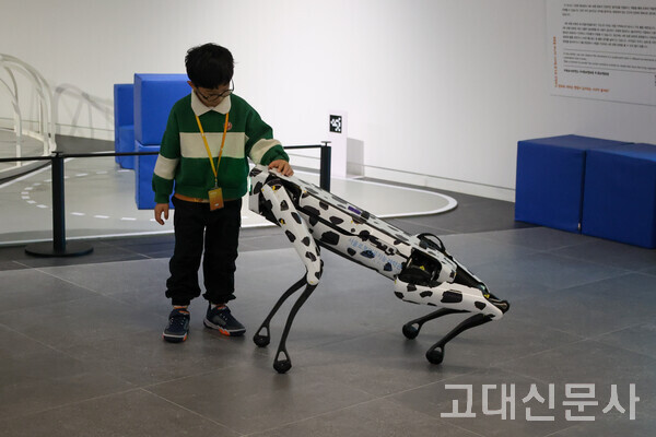 민하원 군이 스팟을 쓰다듬고 있다.