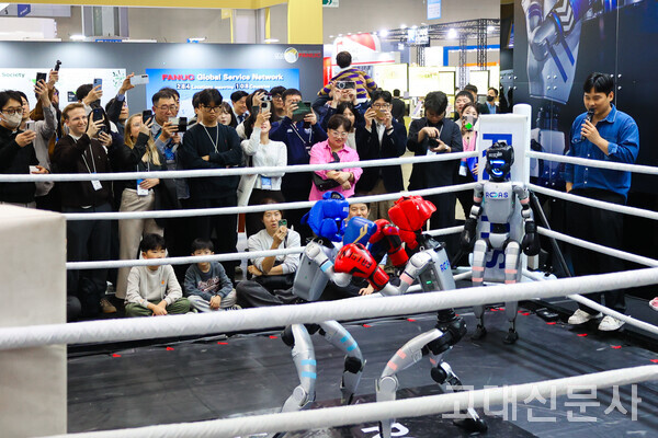 로봇 박람회 로보월드에서 로봇들의 복싱 경기가 열렸다.