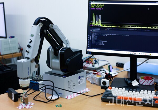로봇 암이 물체를 눌러 촉각 정보를 수집하고 있다.