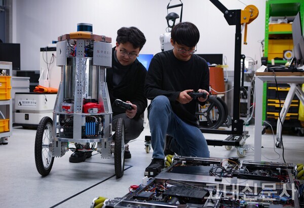 이륜역진자 로봇과 병원용 침상 이동 로봇을 조작하고 있는 구청옌(顾成彦, 대학원·제어계측공학과) 씨와 신희철(대학원·제어계측공학과) 씨.