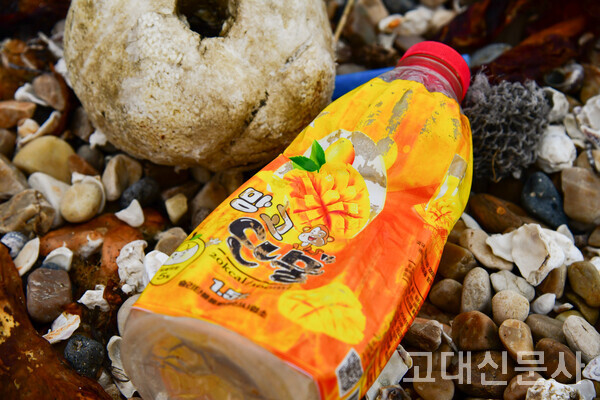 포장재에 캐릭터와 부드러운 글씨체를 활용한 디자인이 늘고 있다.