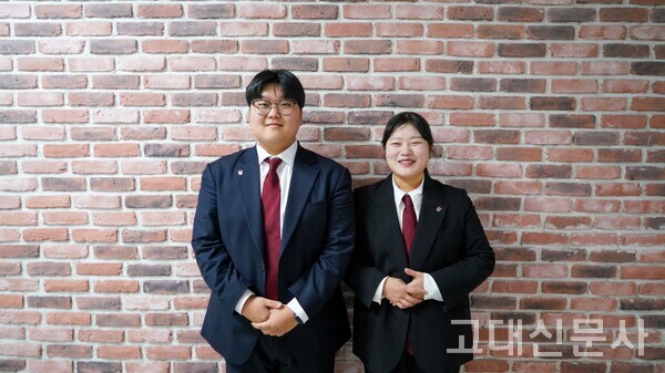 선거운동본부 ‘비범’의 오미령 정후보(오른쪽)와 장선규 부후보(왼쪽)가 포즈를 취하고 있다.