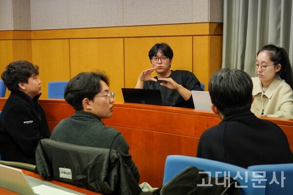 찬성 측이 반론을 준비하기 위해 토의하고 있다.