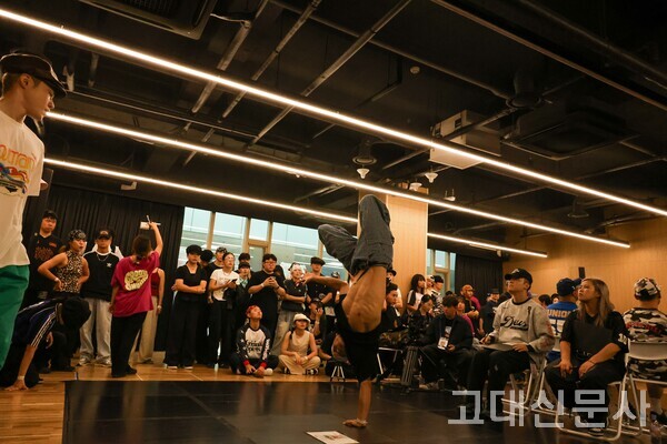 참가자가 자신 있는 춤을 선보이고 있다.