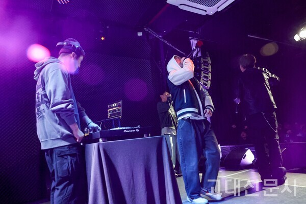 TERRA가 1라운드 경연곡 ‘WYA’를 선보이고 있다.