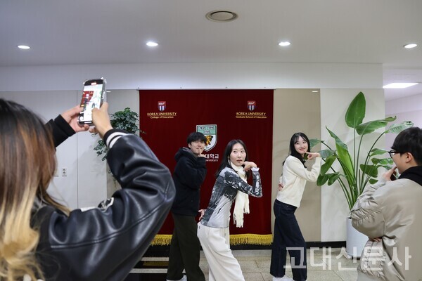 릴식스가 하츠투하츠의 ‘STYLE’을 따라 추는 영상을 찍고 있다.