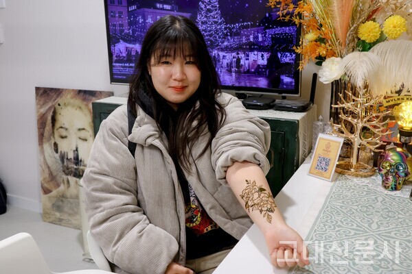 장미 문양 헤나를 받은 박다인 씨.