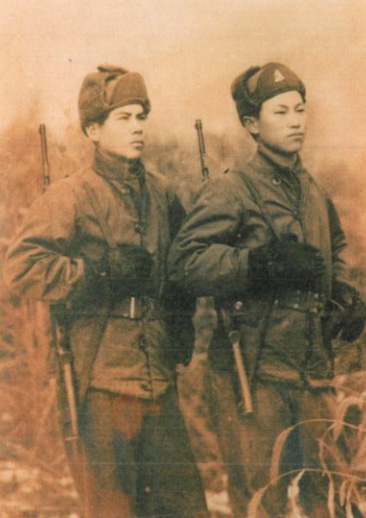 이 전 장관이 학도병 시절 전우와 서 있는 모습.