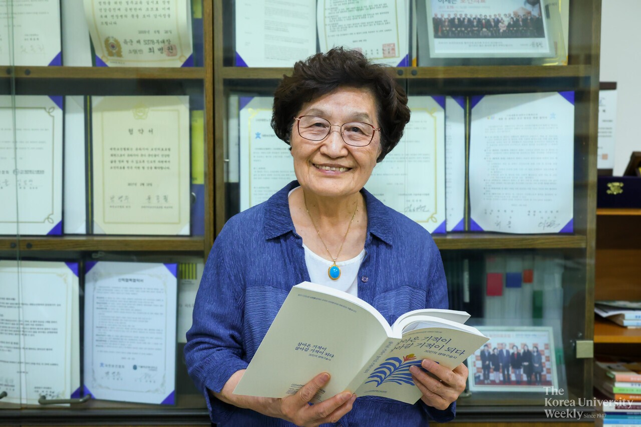 구술자서전 '살아온 기적이 살아갈 기적이 되다'를 품에 든 홍양희 고문. 그가 편집에 참여한 이 구술자서전에는 30명의 어르신이 살아온 삶의 기억이 담겨 있다. 심민주 기자 zoomin@