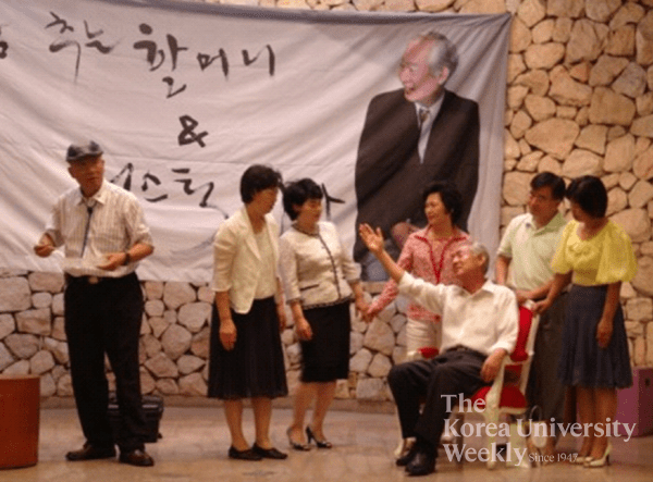 2007년 홍 고문은 연극 '춤추는 할머니'와 '립스틱 아빠'를 무대에 올렸다. (홍양희 제공)