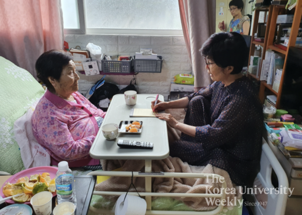 2022년 홍 고문이 구술자서전 작가와 인터뷰하는 모습. (홍양희 제공) 